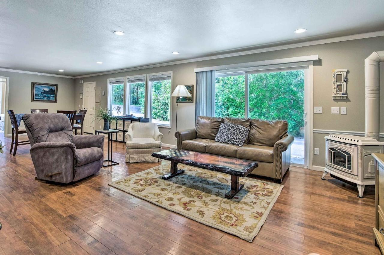 Coos Bay Retreat Less Than 2 Mi To Marina And Casino! Buitenkant foto